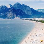 Panoramic view of Konyaalti beach and Mediterranean sea at mountains background in Antalya, Turkey Von lilkin